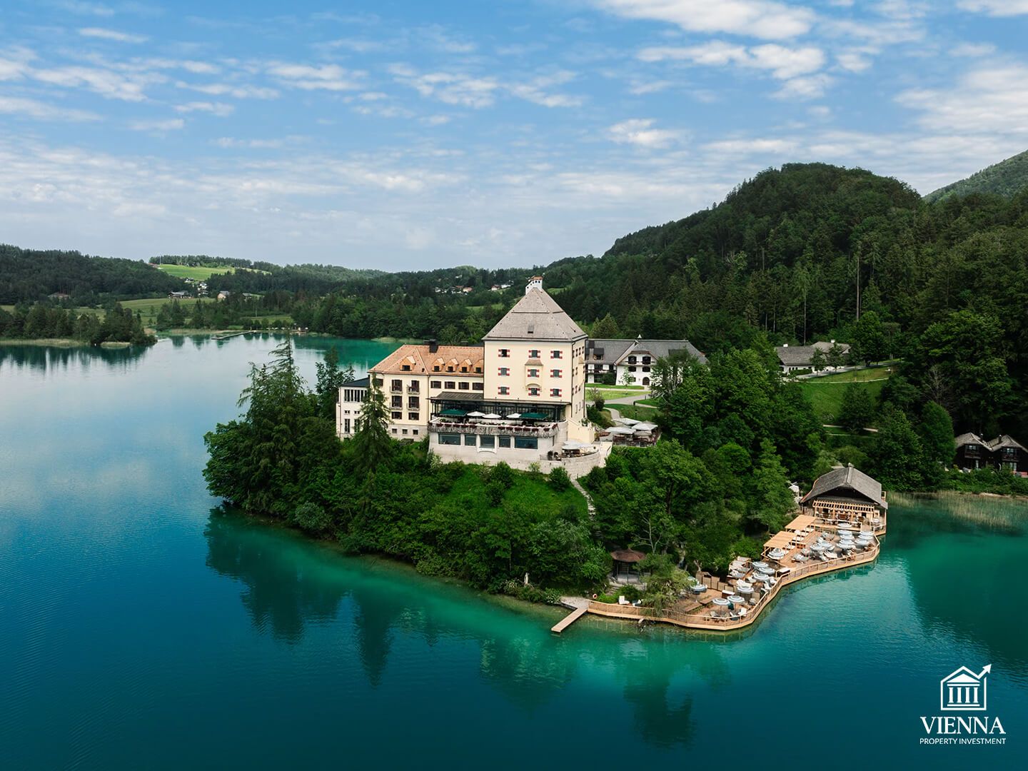 Дар Австрия вилла дар соҳили кӯл харед