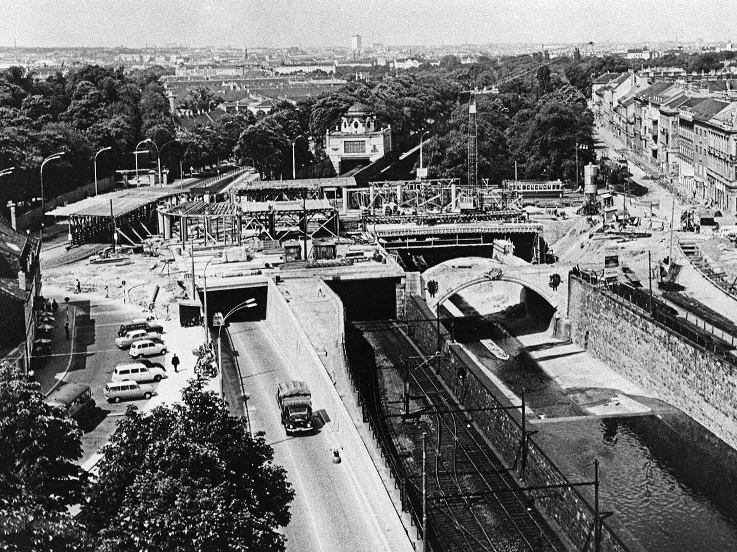 13º distrito de Viena, Hitting Old