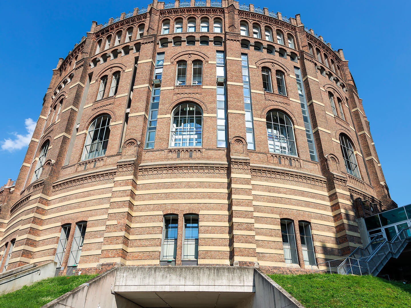 خزانات الغاز، والمنازل التاريخية والشهيرة التي صممها مهندسون معماريون مشهورون