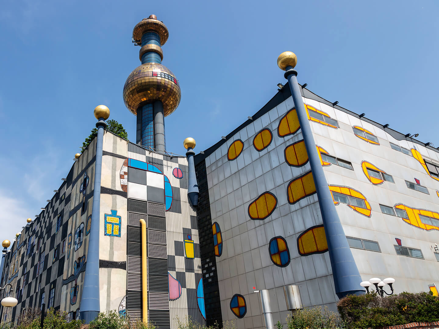 محطة حرق النفايات، ومنازل تاريخية وأيقونية من تصميم مهندسين معماريين مشهورين