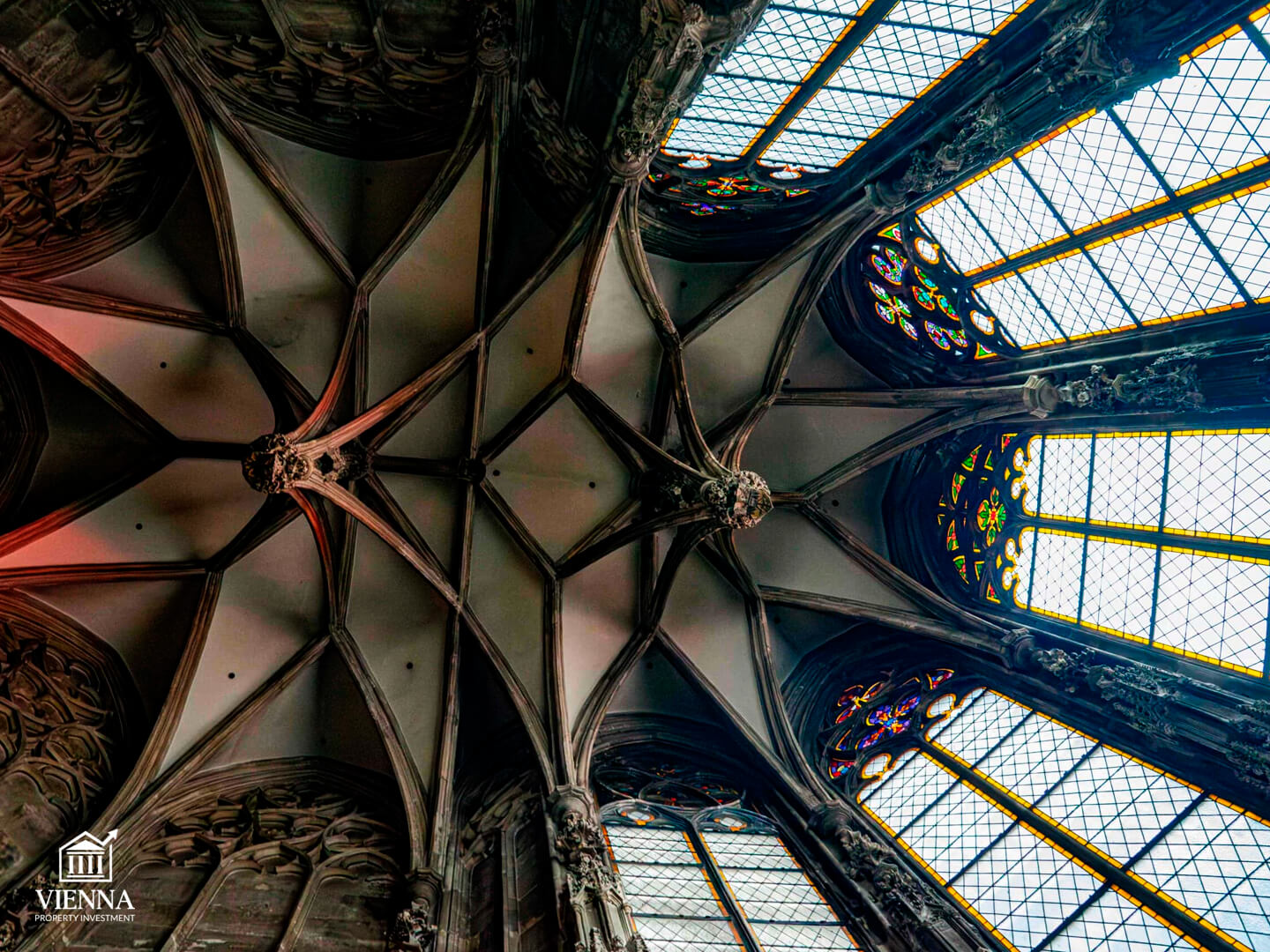 维也纳历史建筑的彩色玻璃窗